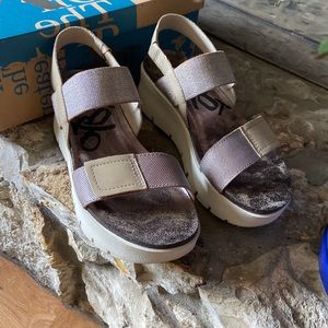 OTBT Wedge Sandals Size 8 Silver/Taupe